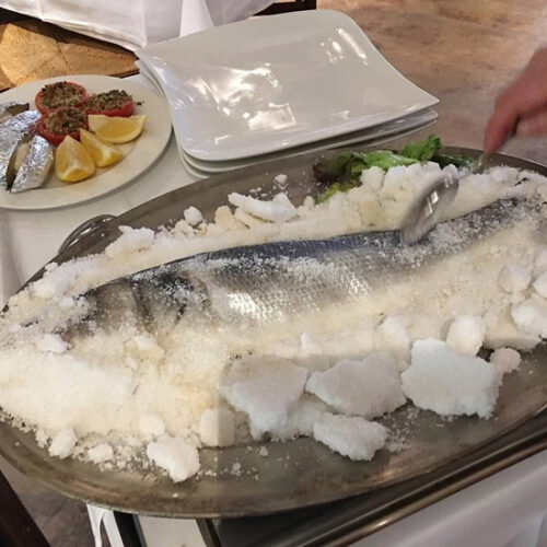 Ouverture de la croûte de sel et levage des filets au restaurant El Faro à Genève