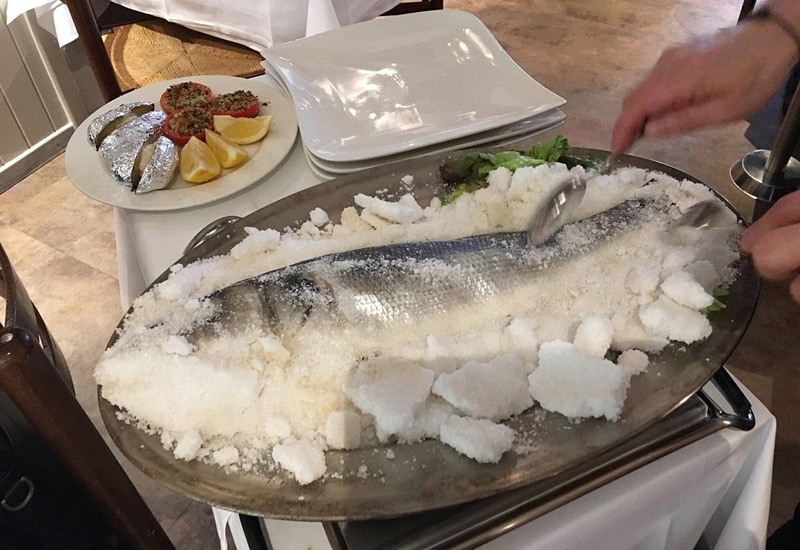 Ouverture de la croûte de sel et levage des filets au restaurant El Faro à Genève