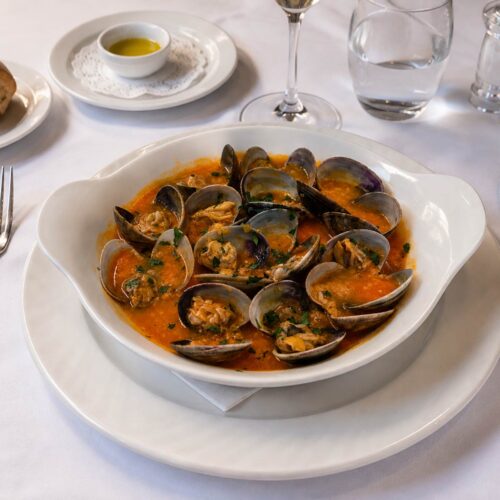 Palourdes cuisinées à la sauce espagnole servies au restaurant El Faro à Genève, spécialité traditionnelle de la cuisine ibérique.