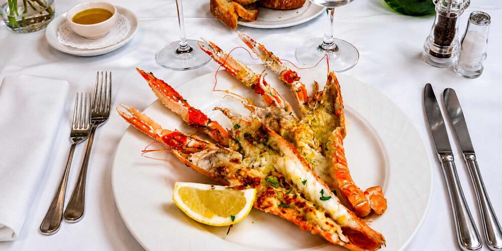 Langoustines grillées servies au restaurant espagnol El Faro à Genève, spécialité de fruits de mer préparée avec des produits frais.