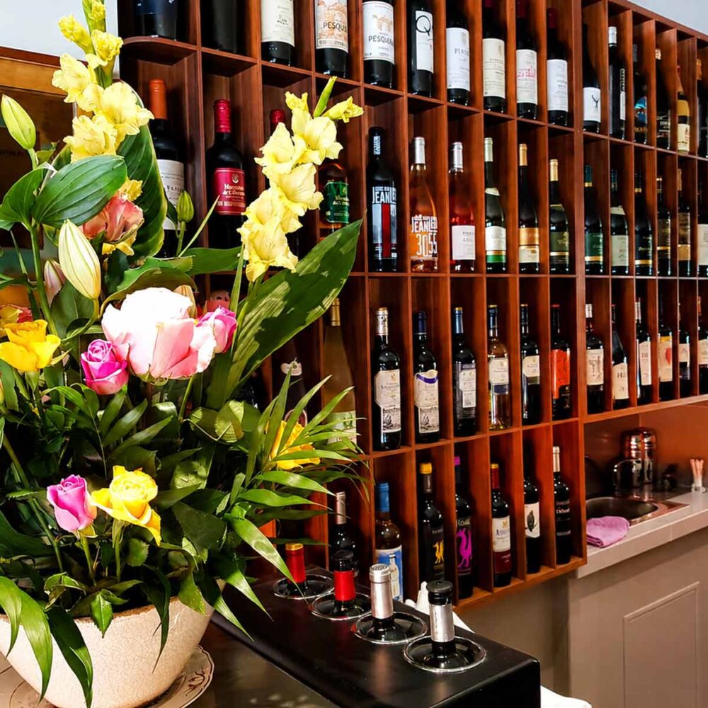 Présentation de la carte des vins et de la sélection de bouteilles du restaurant El Faro dans le quartier des Pâquis à Genève