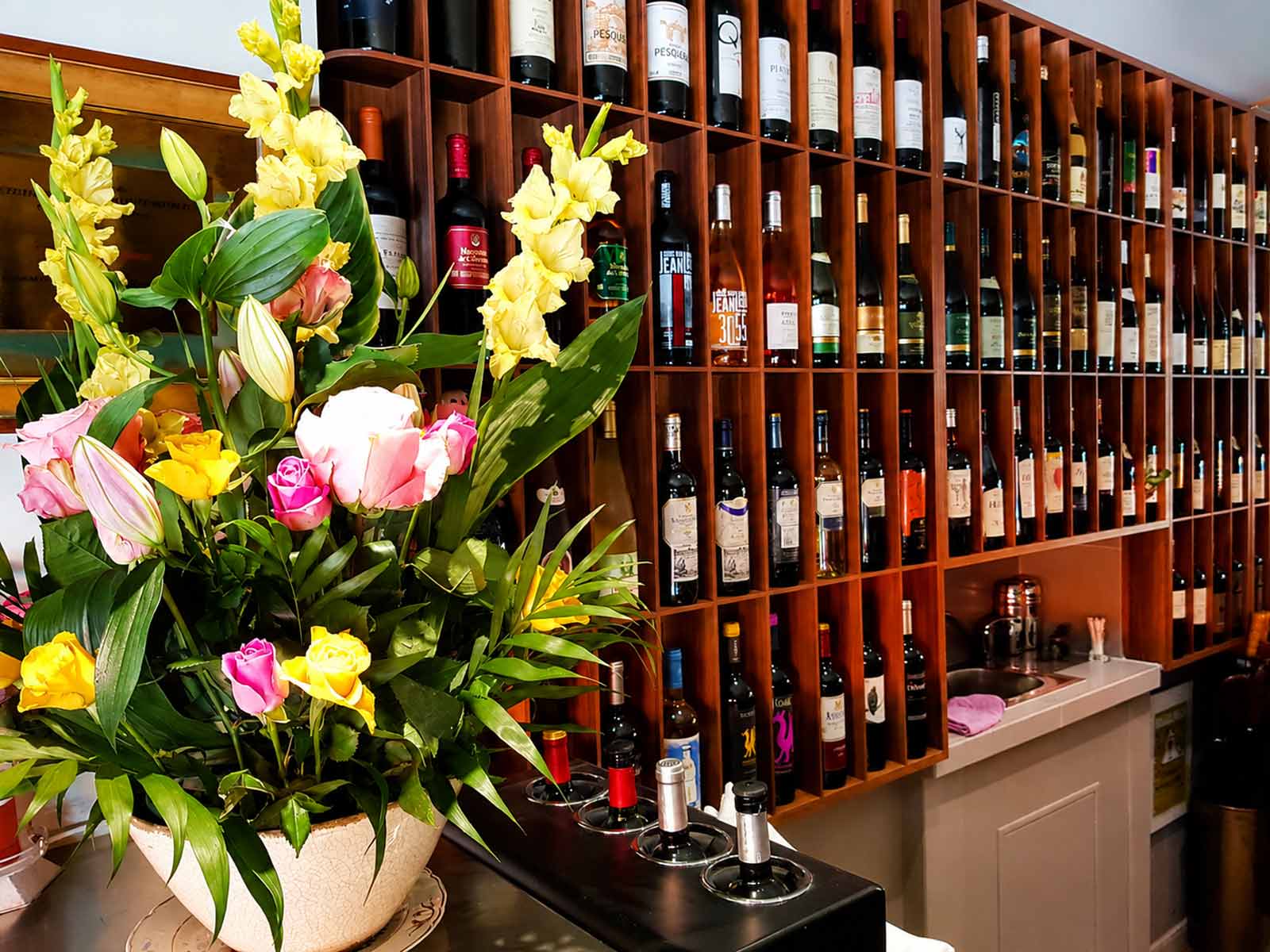 Présentation de la carte des vins et de la sélection de bouteilles du restaurant El Faro dans le quartier des Pâquis à Genève