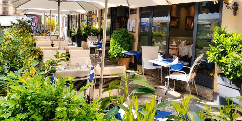 Vue de la terrasse extérieure aménagée du restaurant El Faro, idéale pour un repas en plein air